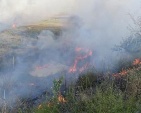 Нов пожар край Реброво – огънят изпепели къщи и постройки