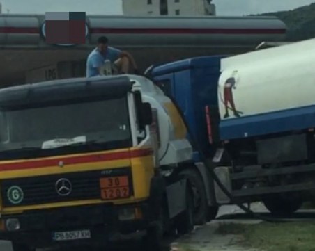 Позволено и легално ли е подобно прехвърляне на гориво, пита читател на TrafficNews