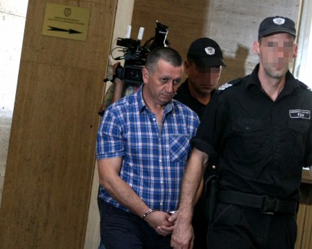 Пуснаха под домашен арест столичния полицай с подкупа, бил болен