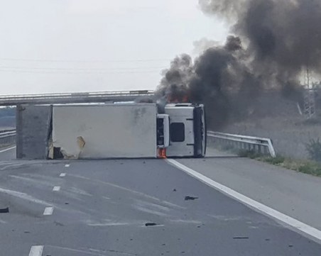 Тир избухна в пламъци на АМ 