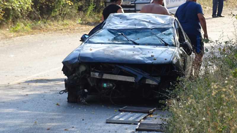 Кола се обърна по таван в Благоевградско, шофьорът оцеля по чудо
