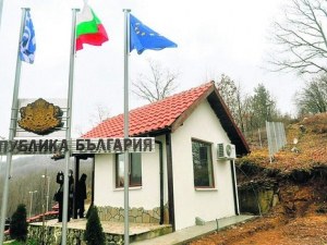 Двуметров Момчил юнак вдигат до ГКПП Златоград