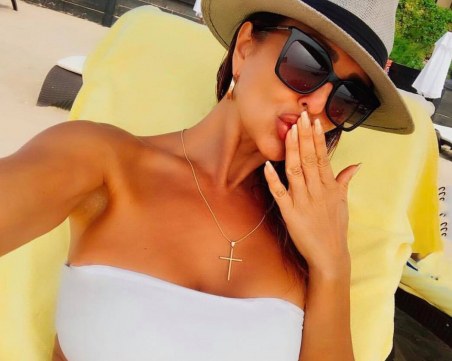 Глория изненада феновете си със снимки от плажа