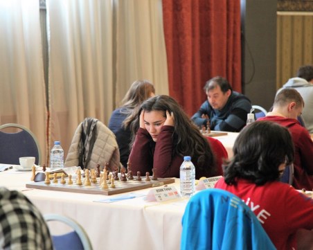 Играйте любителски срещу световната шампионка по шахмат Виктория Радева