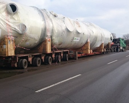 Извънгабаритен товар затруднява движението тази сутрин в Пловдив