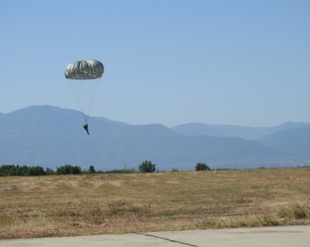 Летище Чешнегирово бе домакин на парашутни скокове от вертолети UH-60 