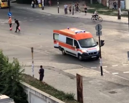 Линейка с пациент потегли с отворена задна врата