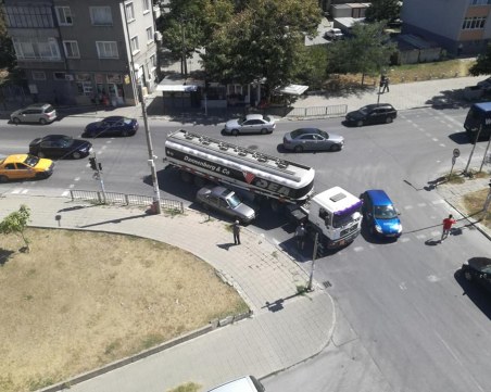 Цистерна удари лек автомобил в Асеновград