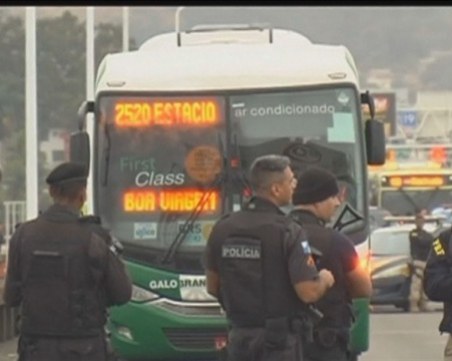 Заложническа драма в Рио! Въоръжен отвлече автобус, има заложници