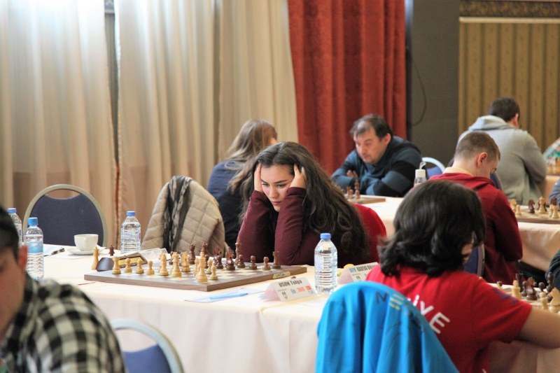 Играйте любителски срещу световната шампионка по шахмат Виктория Радева