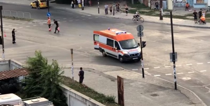 Линейка с пациент потегли с отворена задна врата