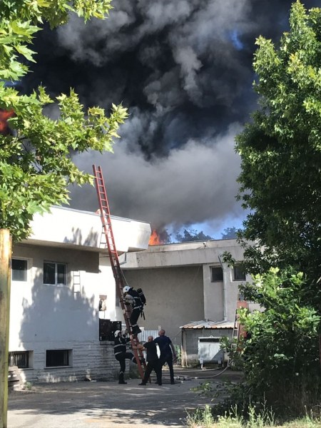 Пожар избухна в оздравителен комплекс със стотици туристи и пациенти в Павел баня