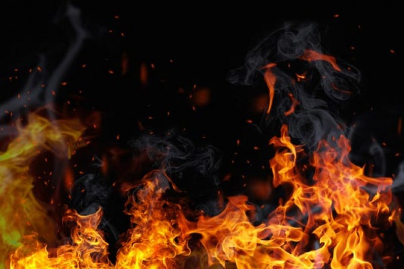 Пожар избухна в старото сметище в Перник, чул се силен пукот