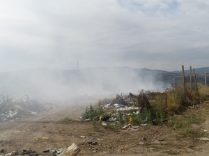 Засипват с пръст горящото сметище край Свищов
