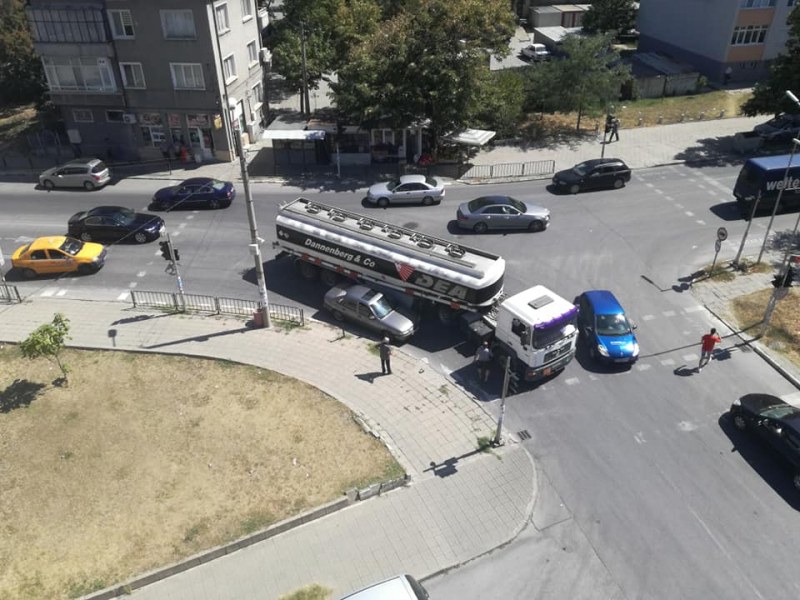 Цистерна удари лек автомобил в Асеновград