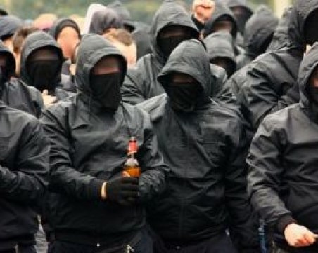 Арестуваха петима футболни фенове на Орлов мост