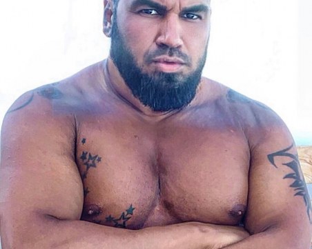 Азис се щракна чисто гол във ваната с друг мъж