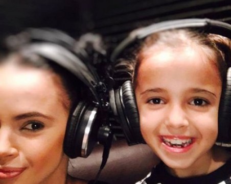 Мария изпрати дъщеря си на училище