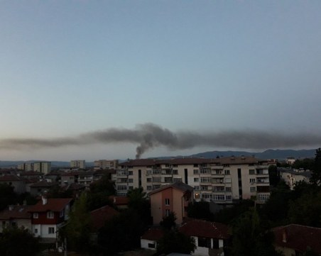 Над 4 часа горя сметището в Карлово