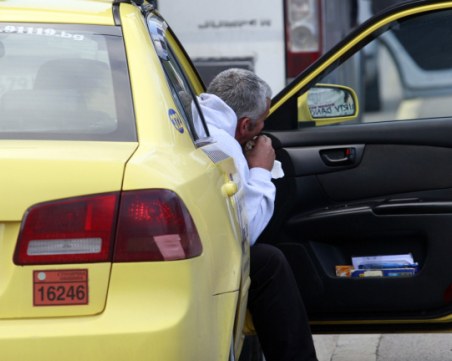 Пътник удари таксиметров шофьор, взе му парите и ризата от гърба