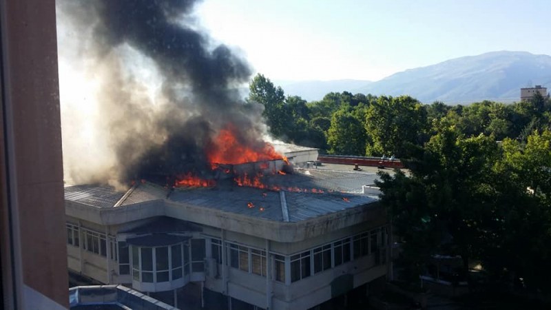 Изгорял е покривът на ресторанта в Павел баня, 500 души са настанени в хотела