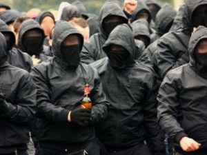 Арестуваха петима футболни фенове на Орлов мост