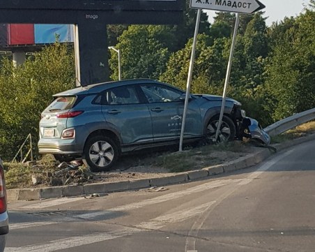 Джип под наем нацели билборд на столичен булевард