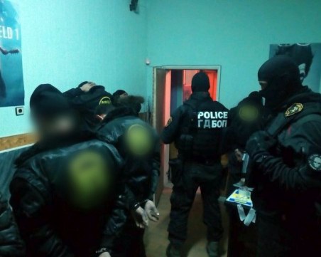 Фризьорките от Столипиново изпяха дилъра си, пловдивски полицаи удариха депото в Габрово