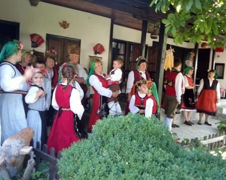 Пуснаха трейлъра на филма за 100-годишната сватба в Карловско