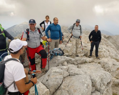 Румен Радев катери Пирин със спасители, за да остави материали за нов заслон