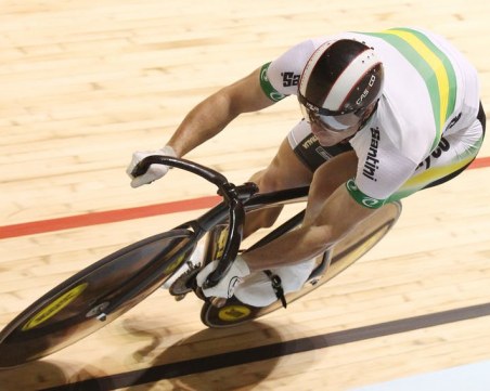 Съдия рискува живота си, за да спаси колоездачи