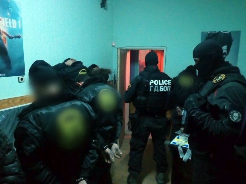 Фризьорките от Столипиново изпяха дилъра си, пловдивски полицаи удариха депото в Габрово