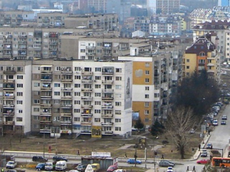 Психично болна съседка тормози цял блок във Варна