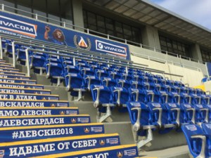 Остава тежко състоянието на пребития служител на