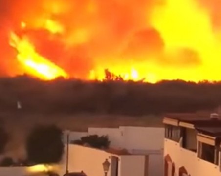 Евакуират хора от Марбея заради голям пожар