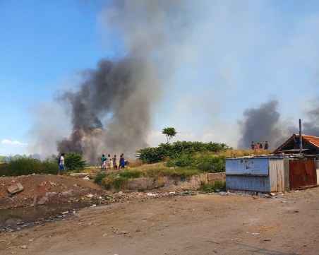 Гуми горят на метри от къщите в Столипиново, роми бягат от жилищата си
