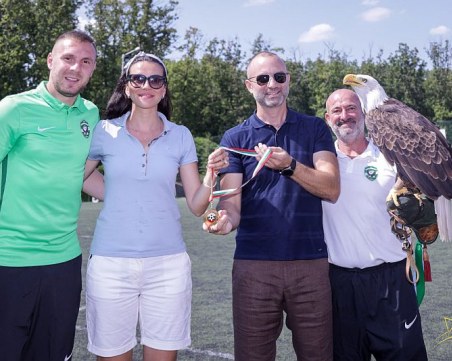 Козмин Моци и орлицата Фортуна зарадваха деца и младежи на лагер край морето