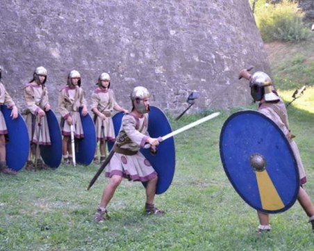 Легионери се бият по зидовете на крепостта Баба Вида