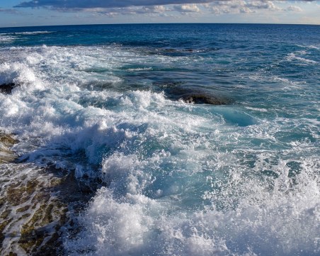 Мъж спаси две деца от удавяне, били се заплели е рибарска мрежа