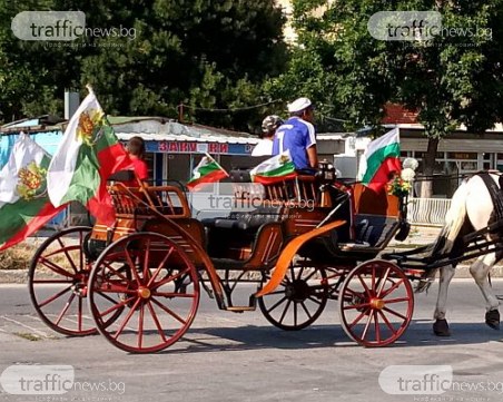 Патриотично! Каруца с български знамена препуска в галоп из Пловдив
