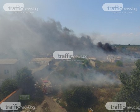 Пожарът в Столипиново се разраства! Огънят обхвана къщи и бараки