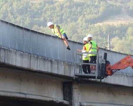 Пускат леки коли по магистрала 
