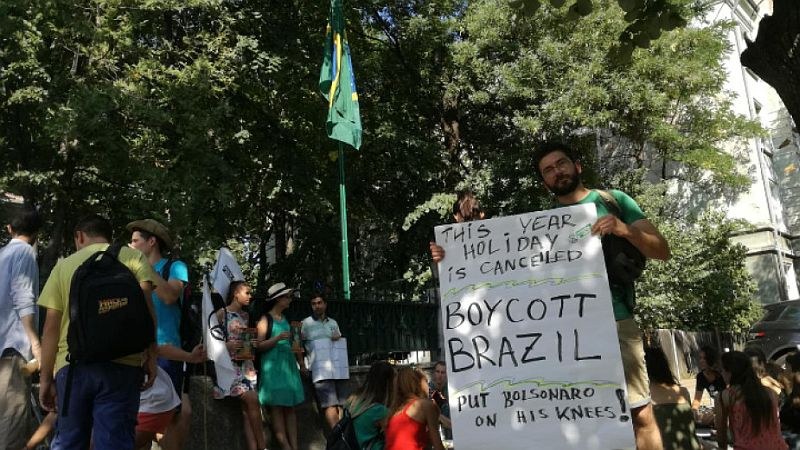 Екоактивисти протестират срещу бездействието в борбата с пожарите в Амазонските гори