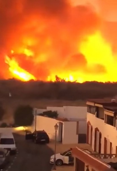 Евакуират хора от Марбея заради голям пожар