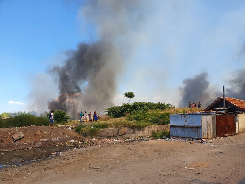 Гуми горят на метри от къщите в Столипиново, роми бягат от жилищата си