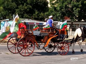 Патриотично! Каруца с български знамена препуска в галоп из Пловдив