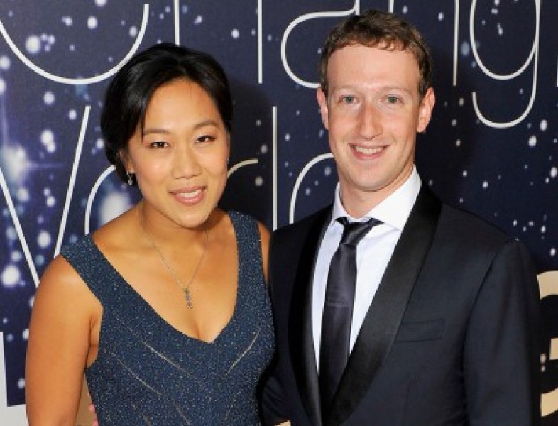 Зукърбърг продаде акции от Facebook за 296 милиона долара