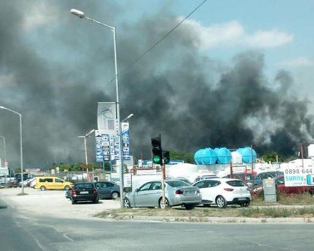 Голям пожар във Варна – над 30 пожарникари се борят със стихията