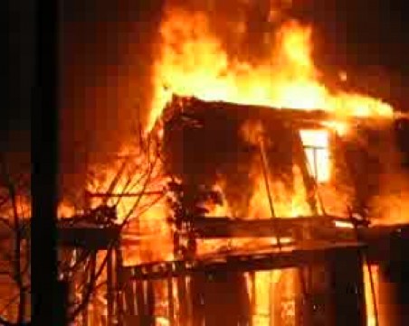 Мъж запали бащината си къща в Ракитово