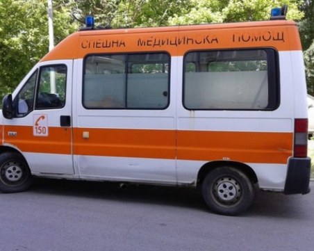 Мерцедес уби човек и рани двама, след като се вряза в кафе на тротоара в Дупница